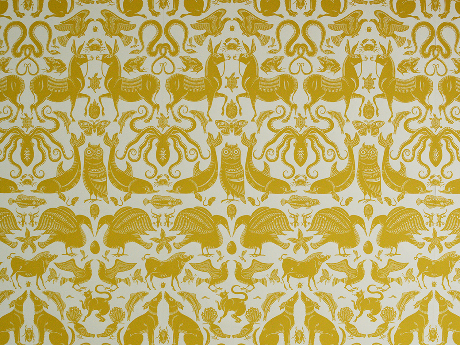 Wallpaper with animals and sea creatures in yellow on a white background