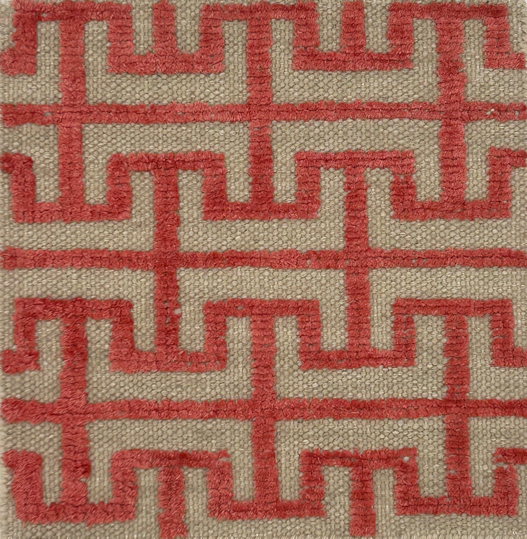 Flatweave rug with a geometric pattern in pink on a beige background