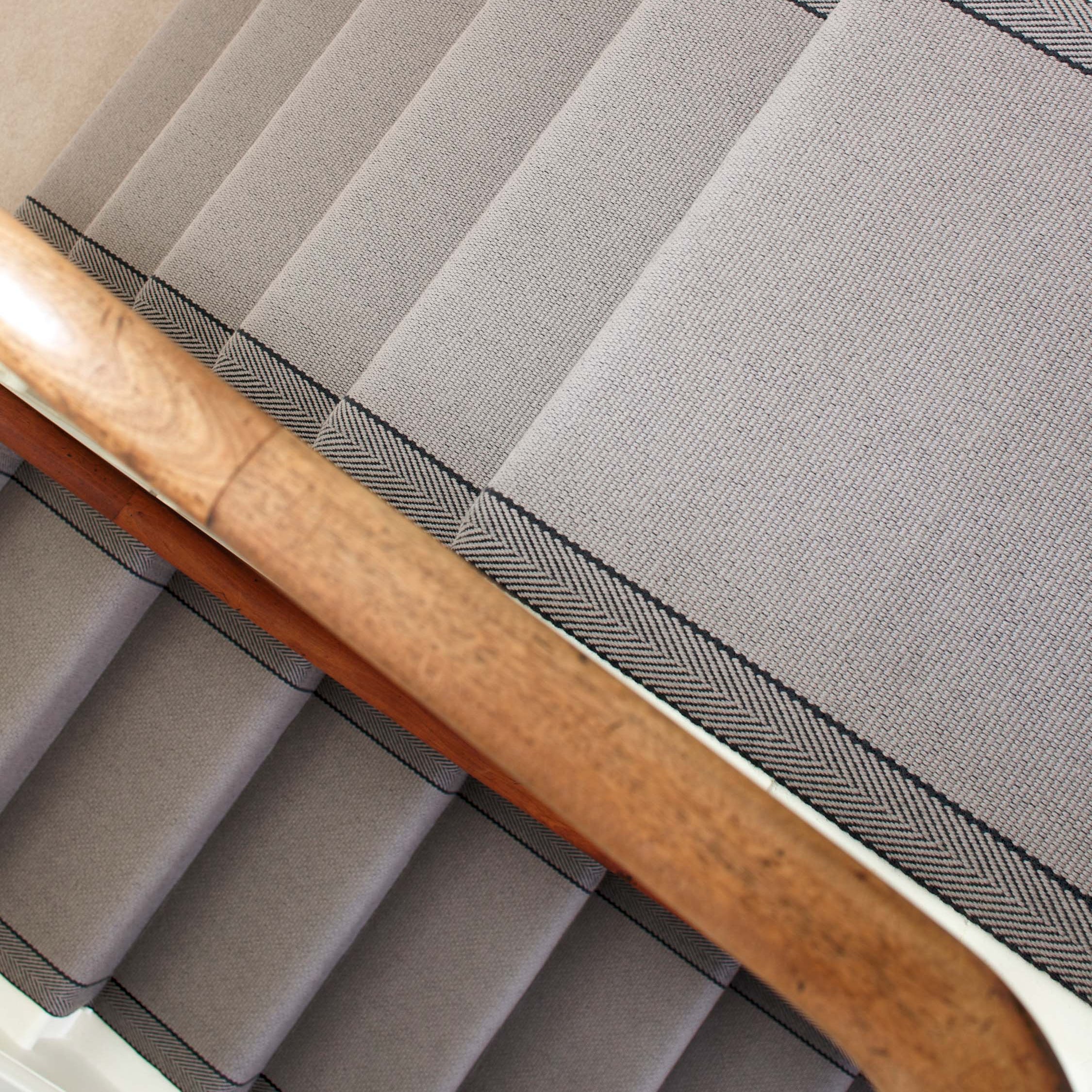 Striped flatweave runner in grey