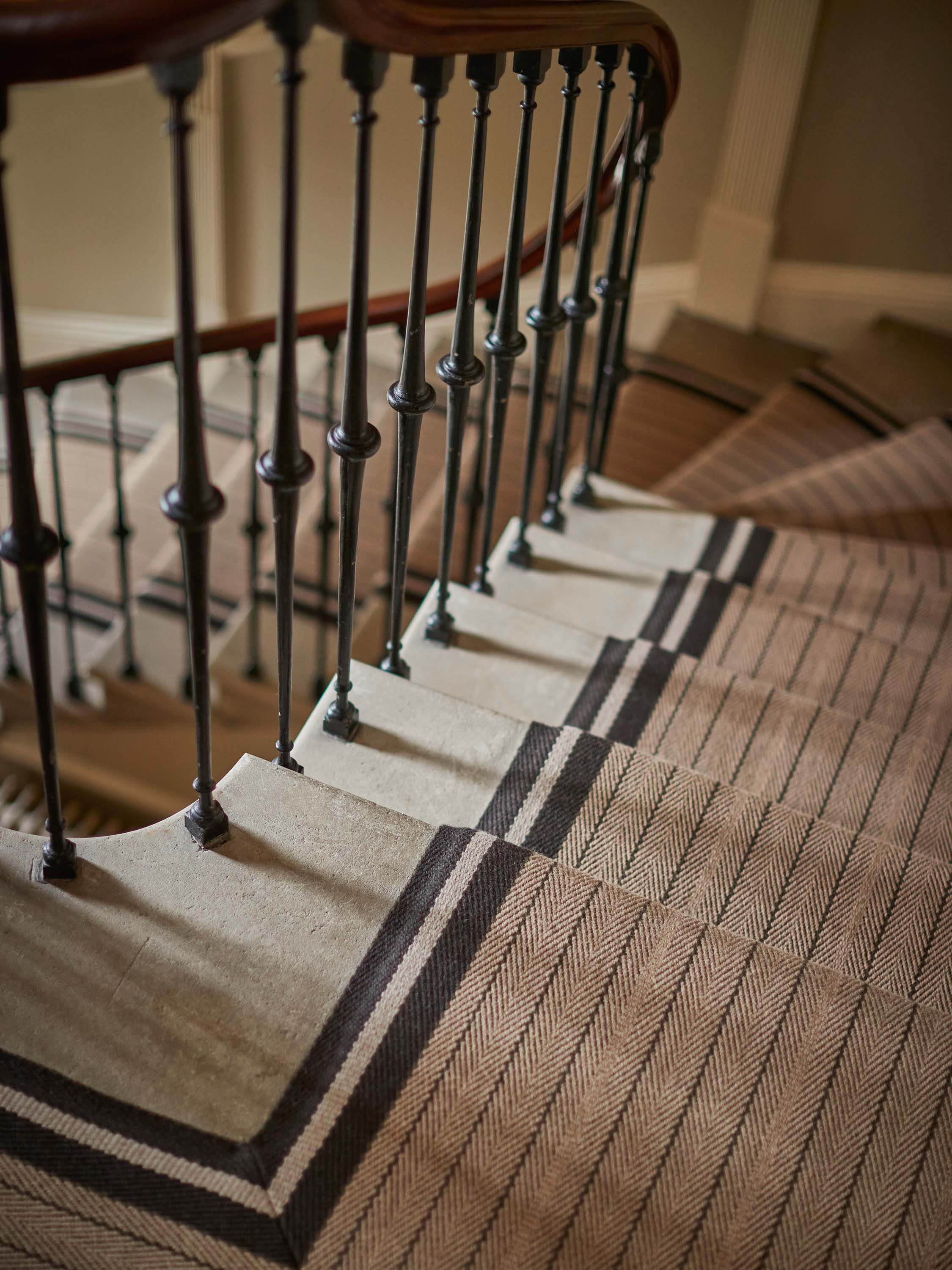 Striped flatweave runner in grey and black 